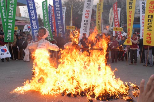 고이즈미 일 총리 허수아비 화형식 장면. 